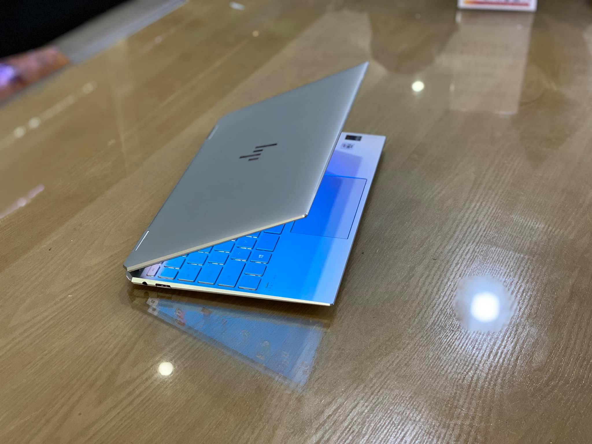 Laptop HP Spectre x360 Convertible 2020-9.jpg